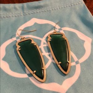Arrow gold earrings in emerald